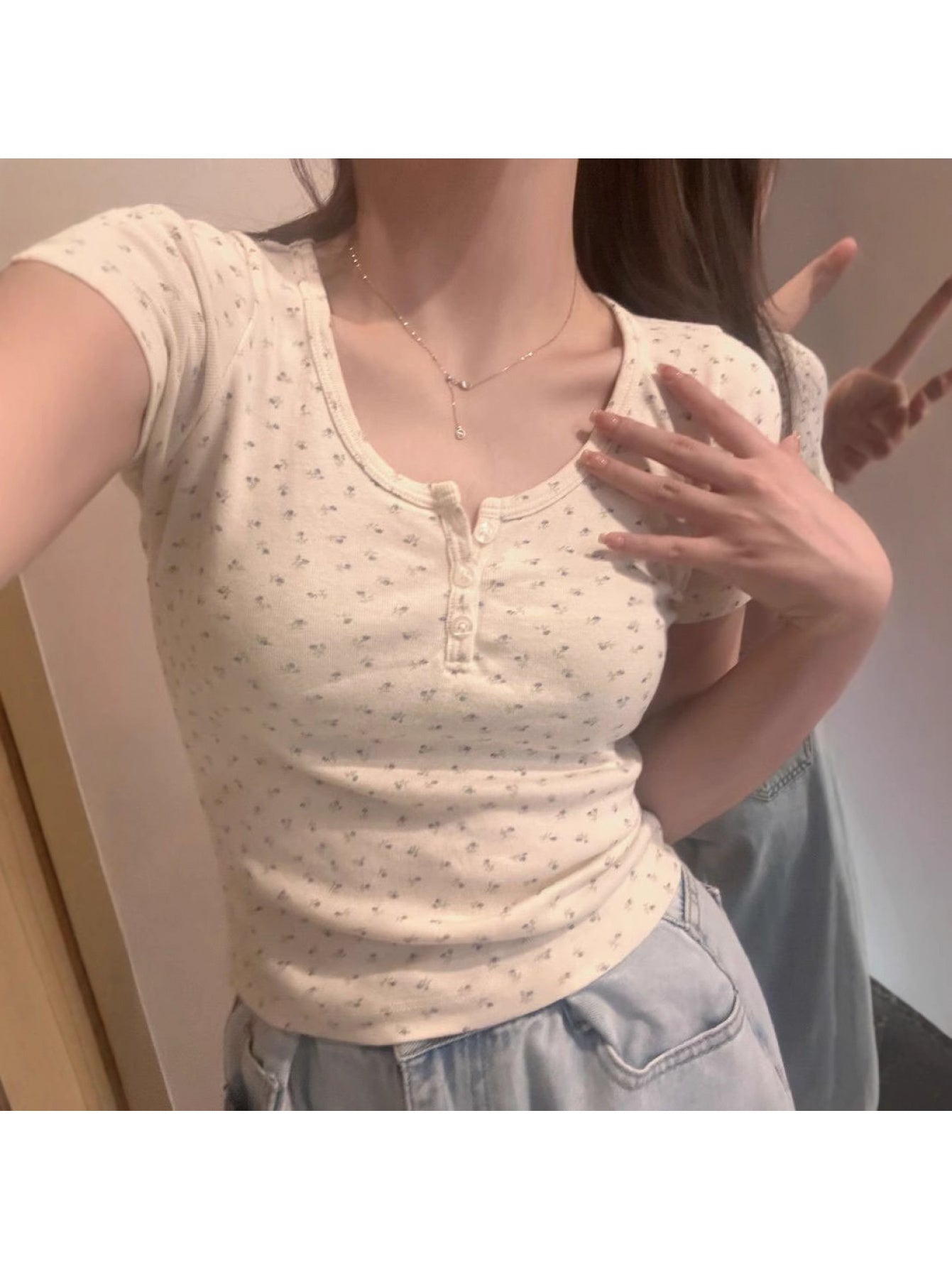 Women'S Slim-Fit Summer Crop Top with Floral Print - Casual V-Neck Short Sleeve T-Shirt, Breathable & Stylish for Casual Attire, Ladies T Shirts